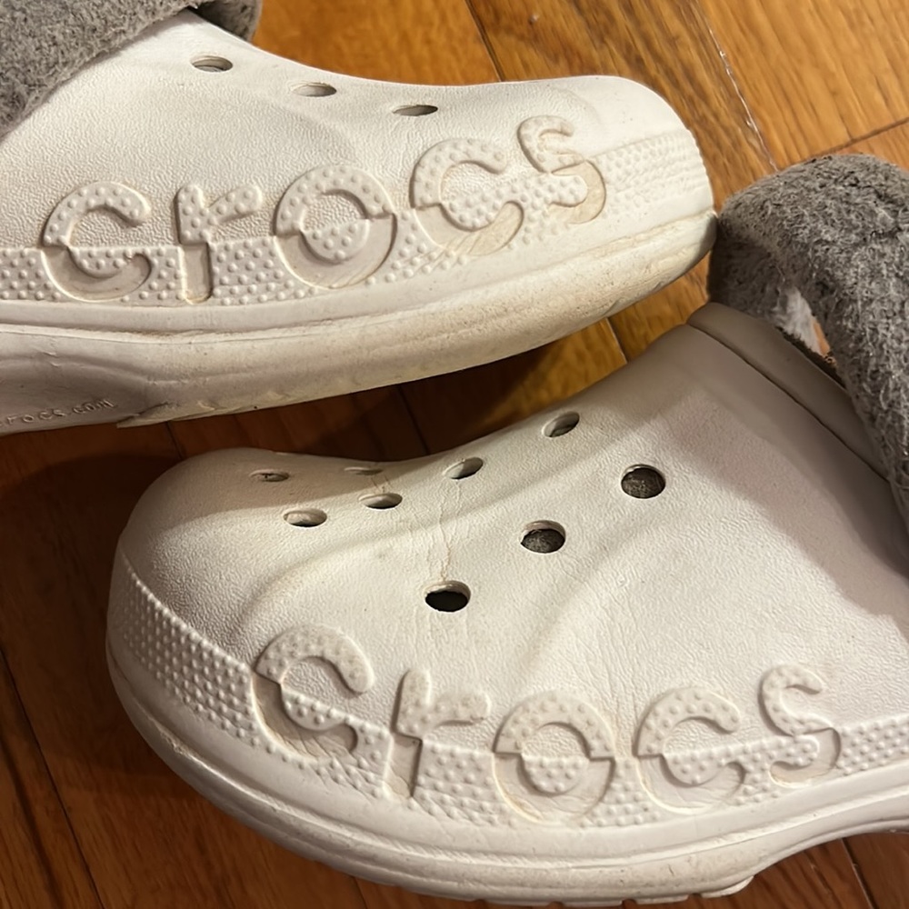 Crocs White host pick fur-lined Crocs Womens 6 GUC - Picture 10 of 11